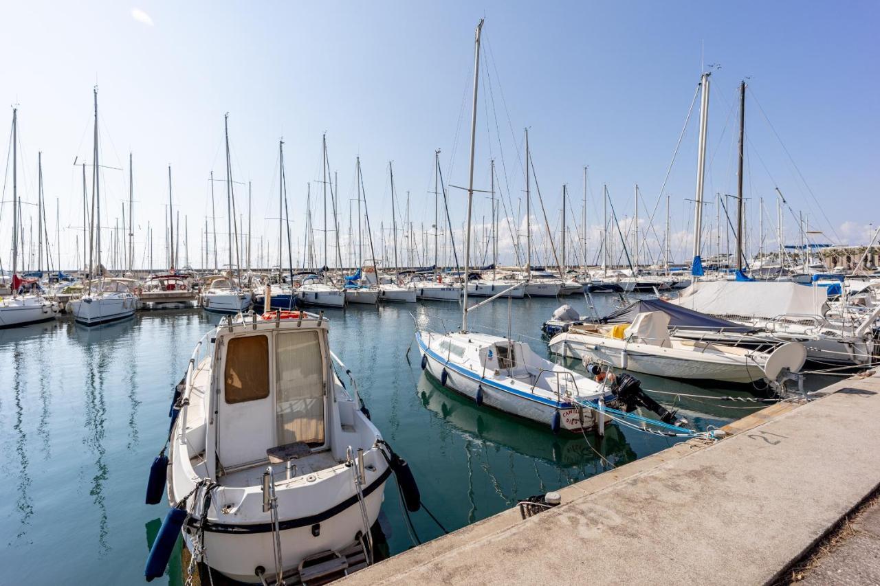 Aregai Marina Exclusive Seaside Apartments Santo Stefano al Mare Eksteriør billede
